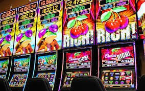 Papan Monopoly interaktif dengan pion dan hadiah di sule slot